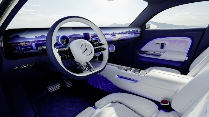 Das komplett nahtlose Display erstreckt sich über 120 cm von einer A-Säule zur anderen. (Foto: Mercedes-Benz)