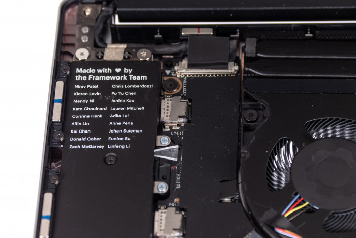 Das Framework-Team verewigt sich auf der Portabdeckung. (Bild: Martin Wolf/Golem.de)