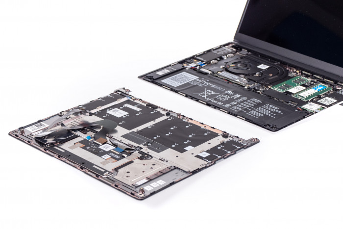 Die Tastaturschale ist sehr leicht abnehmbar. (Bild: Martin Wolf/Golem.de)