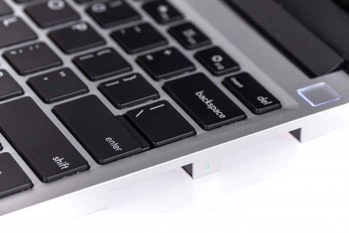 Insgesamt vier Einschübe für Anschlüsse - zwei an jeder Seite. (Bild: Martin Wolf/Golem.de)