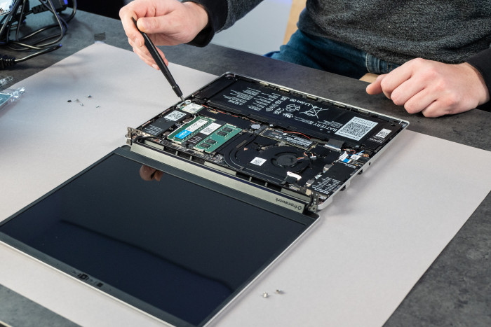 Der passende Schraubendreher liegt bei. (Bild: Martin Wolf/Golem.de)