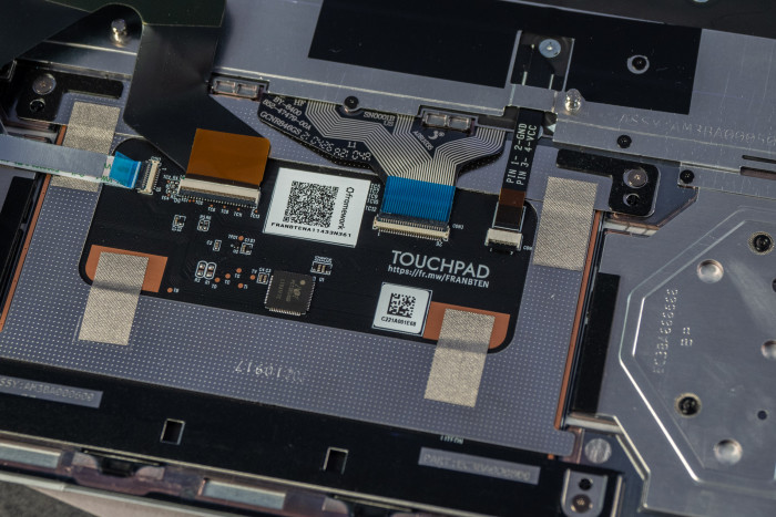 Trackpad und Tastatur sind geschraubt. (Bild: Martin Wolf/Golem.de)