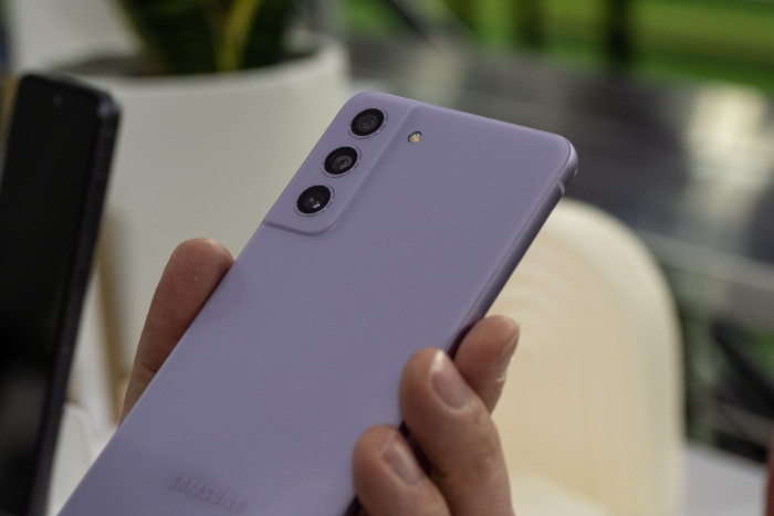 Auf der Rückseite ist eine Dreifachkamera verbaut. (Bild: Martin Wolf/Golem.de)