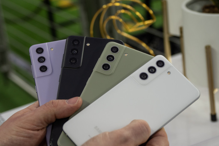 Das Galaxy S21 FE kommt in vier Farben auf den Markt. (Bild: Martin Wolf/Golem.de)