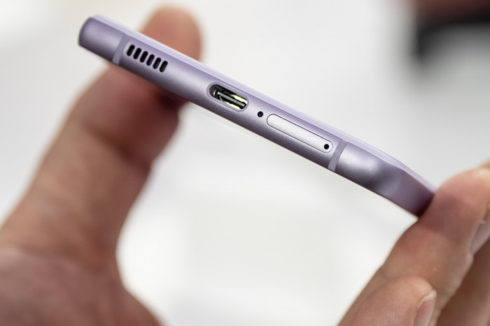 Das Galaxy S21 FE ist 7,9 mm dünn. (Bild: Martin Wolf/Golem.de)