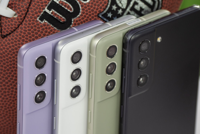 Das Galaxy S21 FE kostet ab 750 Euro. (Bild: Martin Wolf/Golem.de)