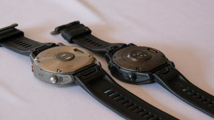 Die Sensorabdeckung bei der Fenix 7 (rechts) ist sauber integriert und aus Glas statt aus Kunststoff wie bei der Fenix 6X. (Bild: Peter Steinlechner/Golem.de)