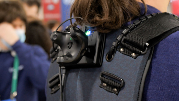 Auf der Rückseite werden Kabel zum PC geführt. (Bild: Martin Wolf/Golem.de)