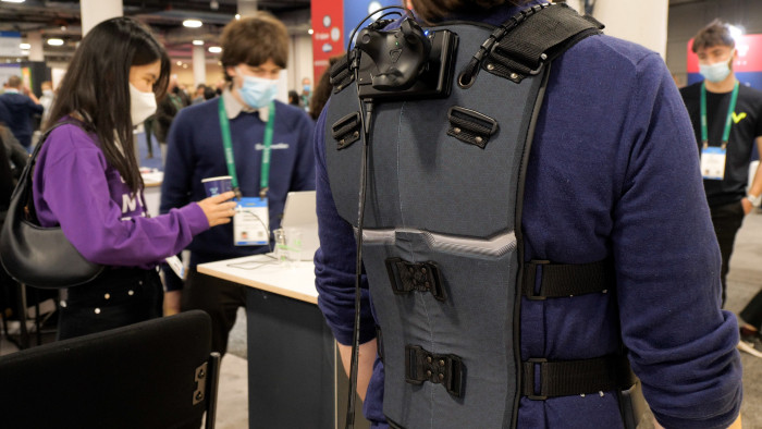 Die Skinetic hat auch am Rücken Aktuatoren. (Bild: Martin Wolf/Golem.de)
