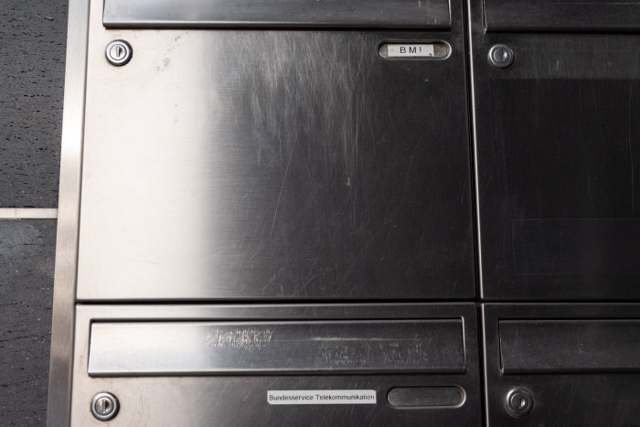 Diriekt darüber hängt ein Briefkasten mit der Aufschrift BMI, der Abkürzung für Bundesinnenministerium. (Foto: Friedhelm Greis/Golem.de)