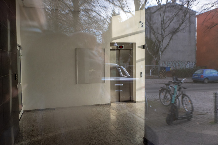 Im Eingangsbereich finden sich keine Hinweise auf die Mieter. (Foto: Friedhelm Greis/Golem.de)