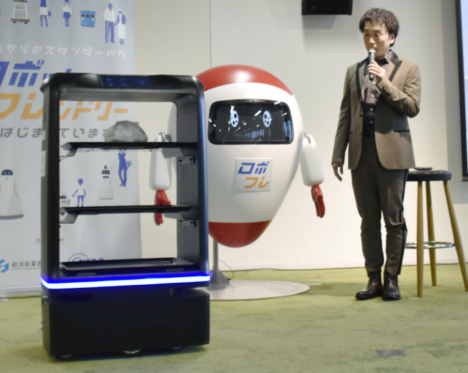Präsentation des Lieferroboters für den Office-Lunch. (Quelle: Kyodo via Reuters Connect)