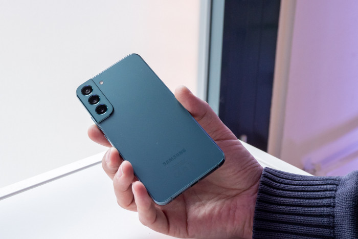 Die Rückseite ist aus mattem Glas. (Bild: Martin Wolf/Golem.de)