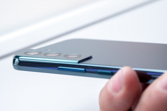 Sowohl das Galaxy S22+ als auch das Galaxy S22 folgen der Designsprache der Vorjahresmodelle. (Bild: Martin Wolf/Golem.de)