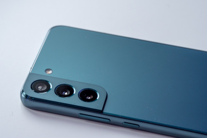 Die Hauptkamera hat 50 Megapixel und wird durch eine Superweitwinkel- und eine Telekamera unterstützt. (Bild: Martin Wolf/Golem.de)