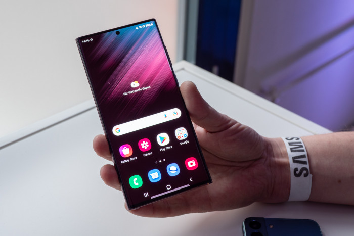 Das Galaxy S22 Ultra ist mit 6,8 Zoll das größte der drei neuen Geräte. (Bild: Martin Wolf/Golem.de)