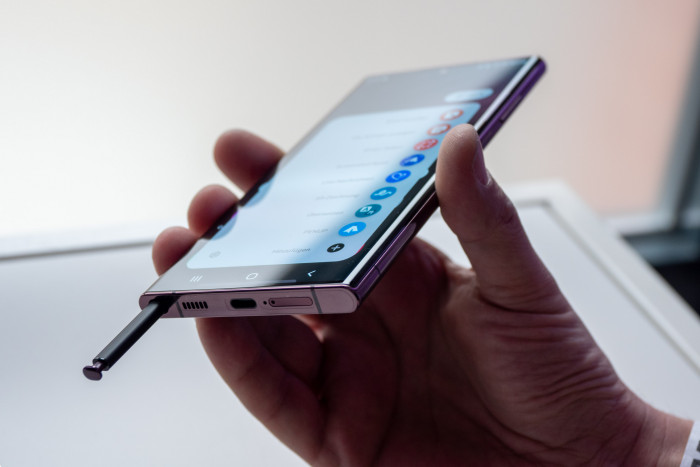 Das Galaxy S22 Ultra hat einen einsteckbaren S-Pen und ist im Grunde ein umgelabeltes Galaxy Note 22. (Bild: Martin Wolf/Golem.de)