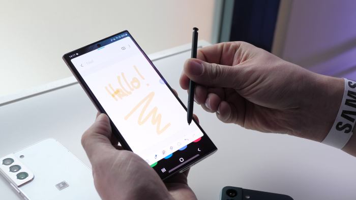 Mit dem Galaxy S22 Ultra lassen sich wie bei Geräten der Note-Serie Notizen machen. (Bild: Martin Wolf/Golem.de)