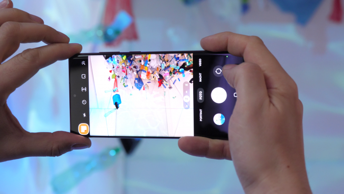 Das Galaxy S22 Ultra bei der Kameraaufnahme. (Bild: Martin Wolf/Golem.de)