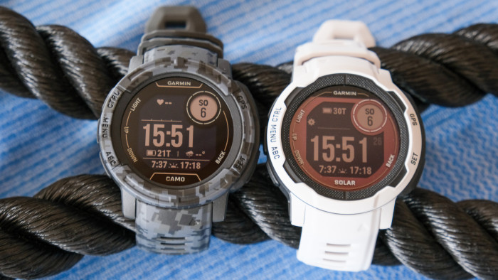 Das Display der Instinct 2 ohne Solar (links) ist wegen des fehlenden Sonnenlade-Überzugs dunkler und etwas konstraststärker. (Foto: P. Steinlechner/Golem.de)