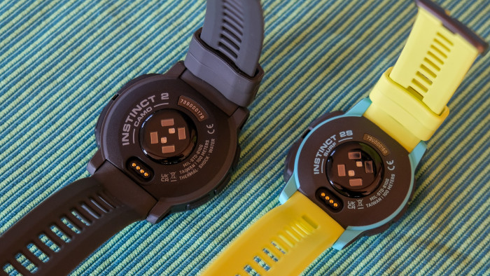 Der neue Herzfrequenzsensor und die Ladebuchse bei einer Instinct 2 und 2S (rechts). (Foto: P. Steinlechner/Golem.de)