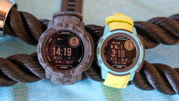 Die Instinct 2S (rechts) ist eine gute Größe für schlankere Handgelenke.