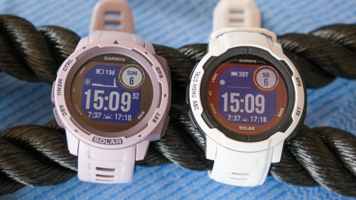 Das Display der Instinct 2 ist feiner aufgelöst als das der ersten Instinct (links). (Foto: P. Steinlechner/Golem.de)