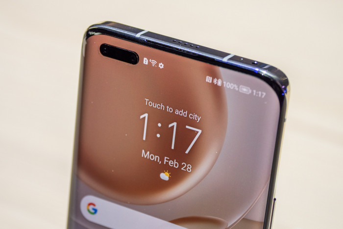Auf der Vorderseite sind eine 12-Megapixel-Kamera und ein ToF-Sensor für die Gesichtsentsperrung verbaut. (Bild: Martin Wolf/Golem.de)