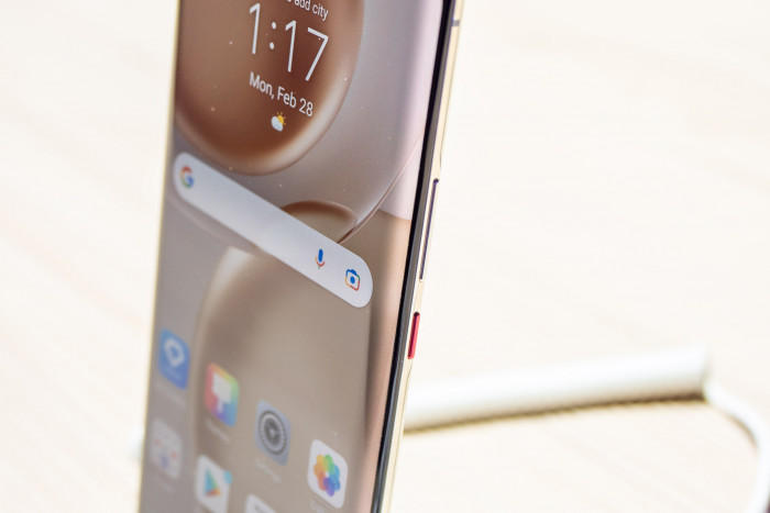 Das 6,81 Zoll große AMOLED-Display ist an den Rändern gebogen. (Bild: Martin Wolf/Golem.de)