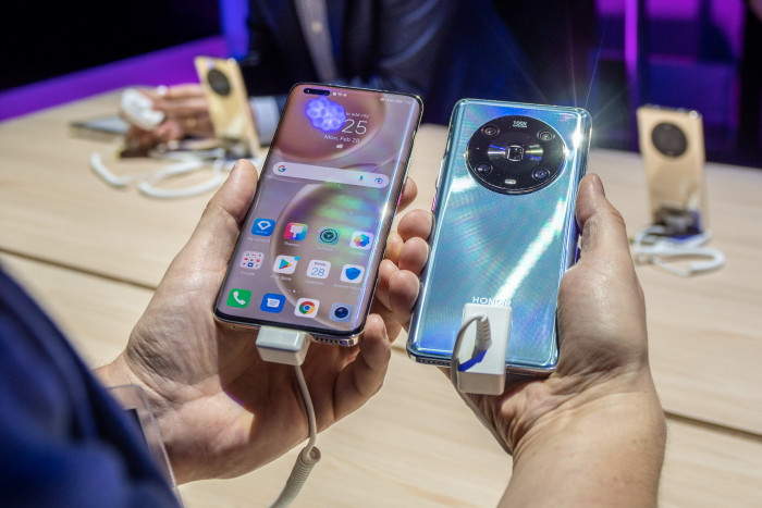 Die Vorder- und die Rückseite des Magic 4 Pro (Bild: Martin Wolf/Golem.de)