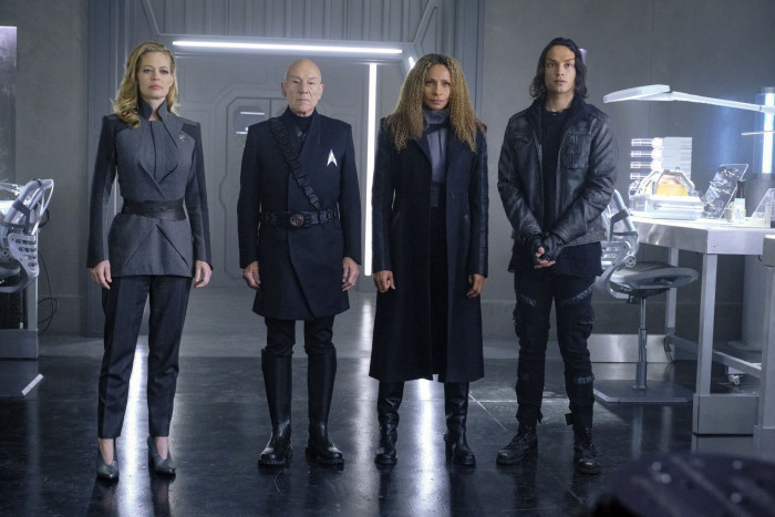 Die Crew von Captain Picard (Bild: Amazon)