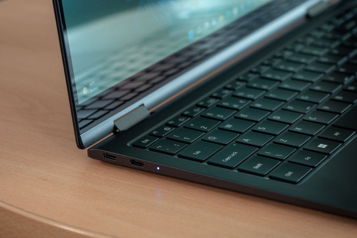 Die linke Anschlussseite des Galaxy Book 2 Pro 360 von Samsung (Bild: Martin Wolf/Golem.de)