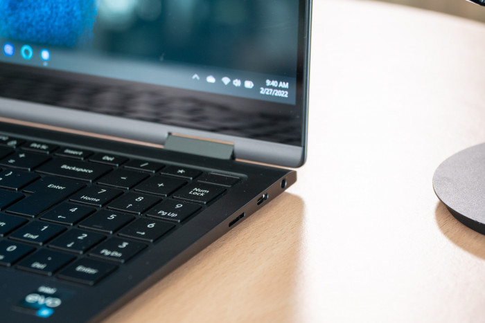 Die rechte Anschlussseite des Galaxy Book 2 Pro 360 von Samsung (Bild: Martin Wolf/Golem.de)