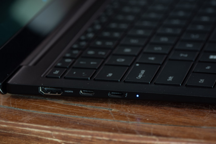 Die linke Anschlussseite des Galaxy Book 2 Pro von Samsung (Bild: Martin Wolf/Golem.de)