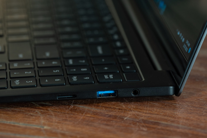 Die rechte Anschlussseite des Galaxy Book 2 Pro von Samsung (Bild: Martin Wolf/Golem.de)