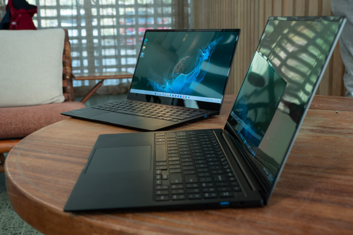 Alle neuen Modelle haben spiegelnde Displays, die 360-Geräte kommen mit Touchscreens. (Bild: Martin Wolf/Golem.de)