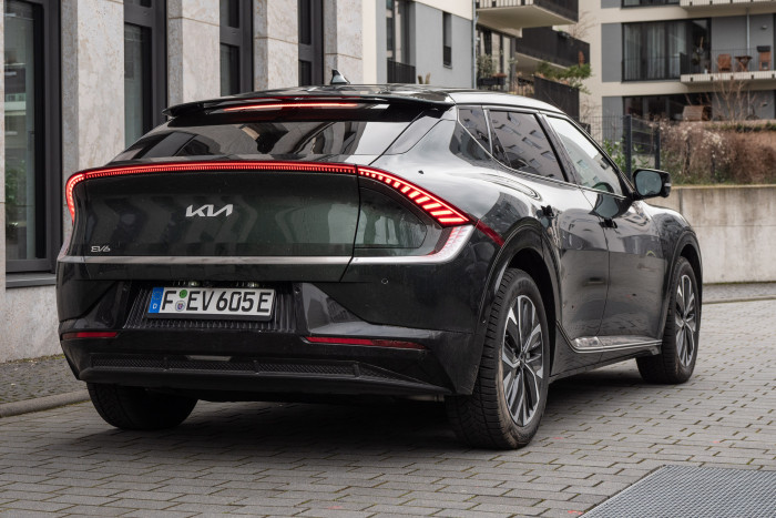 Optisch wirkt der EV6 jedoch sportlicher, aber auch konventioneller als der Ioniq 5. (Foto: Martin Wolf/Golem.de)