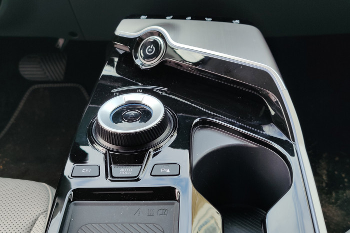 Auf der Konsole befinden sich unter anderem der Drehschalter für die Gangwahl und der Startknopf. (Foto: Martin Wolf/Golem.de)