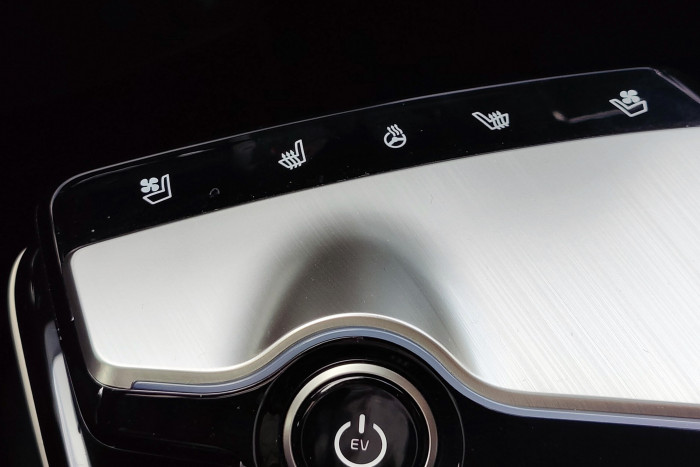 Nicht besonders gut positioniert sind hingegen die Tasten für die Sitzheizung. (Foto: Martin Wolf/Golem.de)