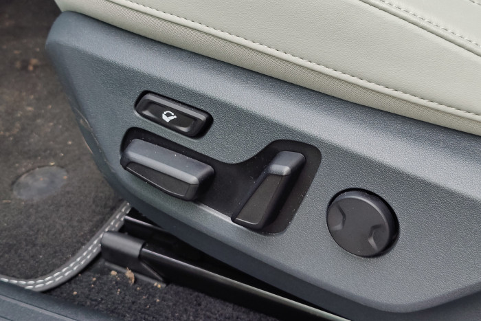 Gegen Aufpreis gibt es elektrisch verstellbare Sitze. (Foto: Martin Wolf/Golem.de)