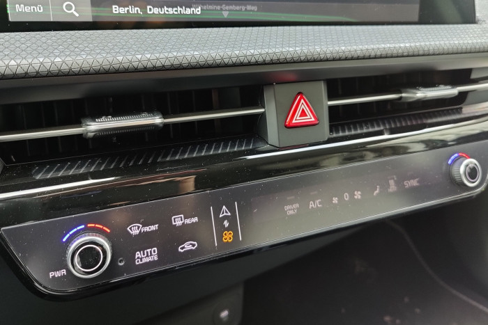 Gut gelöst ist die umschaltbare Bedienungsleiste für Klima und Infotainment.  (Foto: Martin Wolf/Golem.de)