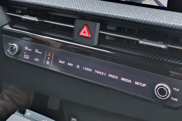 Die berühungsempfindliche Leiste wird mit unterschiedlichen Funktionen belegt. (Foto: Martin Wolf/Golem.de) 