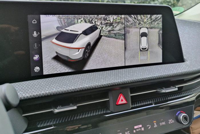 Hilfreich beim Ein- und Ausparken ist die Anzeige im Infotainmentsystem. (Foto: Martin Wolf/Golem.de)