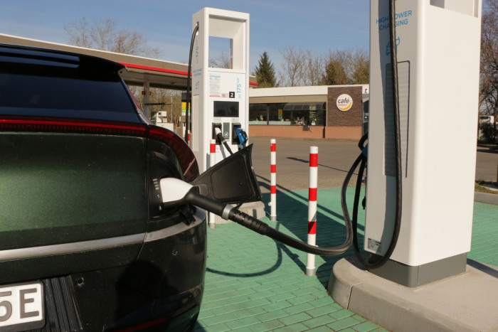 Mit seinem 800-Volt-System kann der Kia im Sommer mit bis zu 240 kW laden. (Foto: Friedhelm Greis/Golem.de)