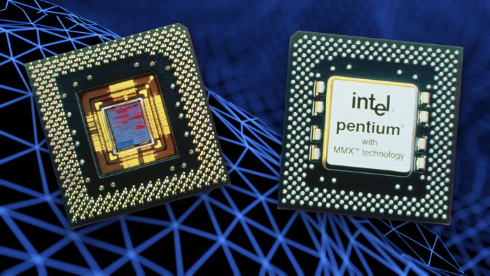 Package eines Pentium MMX mit zwei Leiterebenen: Die goldenen Kontakte um das Die führen zu den Pins. Am Rand die Pins für den Kontakt zum Sockel (Quelle: Intel/Montage: Golem.de)