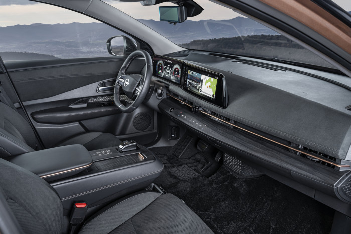 Der Fu&szlig;raum zwischen Fahrer und Beifahrer wird nicht von einer Mittelkonsole getrennt. (Foto: Nissan)