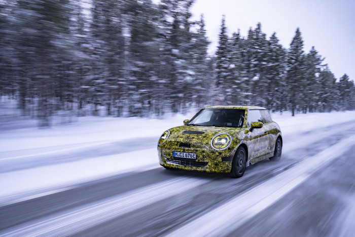 Neuer Elektro-Mini mit drei T&uuml;ren (Bild: BMW)