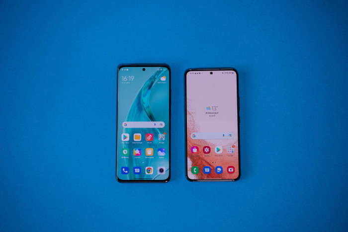Links das Xiaomi 12X, rechts das Galaxy S22 (Bild: Tobias Költzsch/Golem.de)