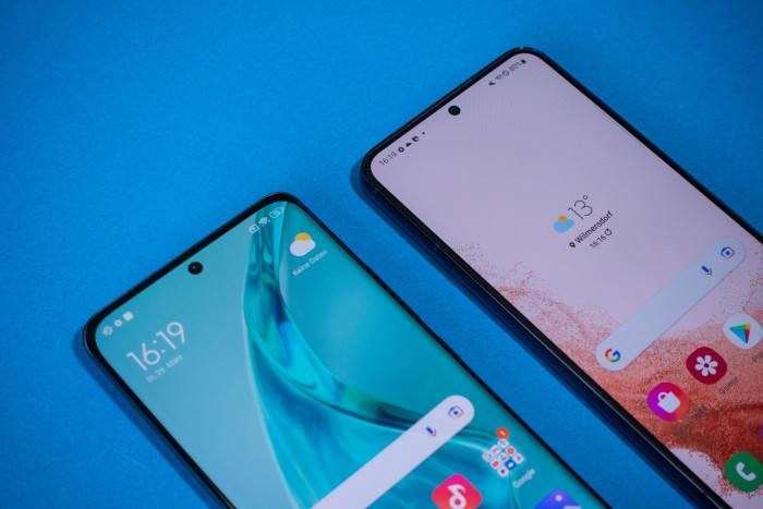 Bei beiden Smartphones sind die Frontkameras in einem Loch im Display verbaut. (Bild: Tobias K&ouml;ltzsch/Golem.de)
