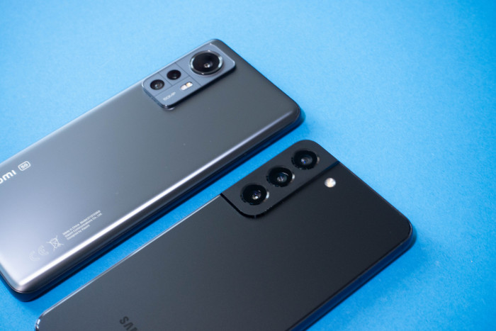 Sowohl das Galaxy S22 als auch das Xiaomi 12X haben eine Dreifachkamera. (Bild: Tobias K&ouml;ltzsch/Golem.de)